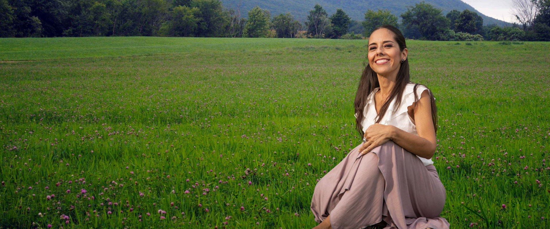 Mujer entre girasoles