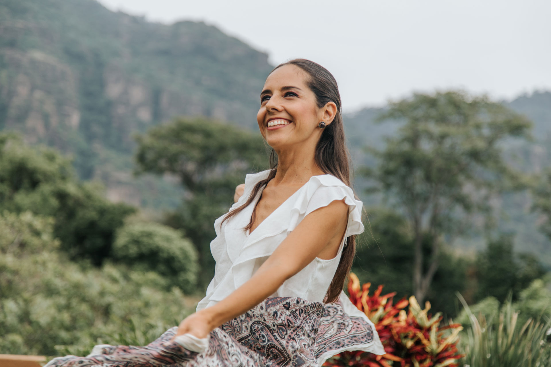 Mujer entre girasoles